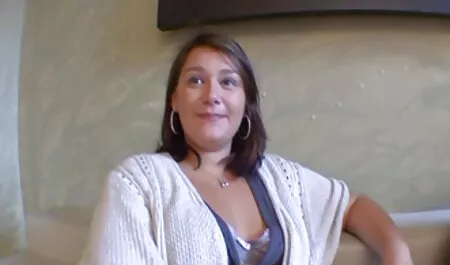 Schöne schwarze Haare mit einer Brust gehen auf die Toilette waschen, wo der Partner folgte ihr kostenlose sexfilme reife frauen und ihren Liebhaber Blowjob zu geben.