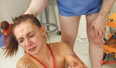 Nachdem sie die Nacht im Club verbracht haben, fallen die Mädchen ins Bett und schneiden, und ihre Nachbarn in einer Wohnung, sehen Groovy hinter der Leidenschaft, schlafen, wollen ihn mit seiner Hand berühren. Er begann zu kneten und zu massieren, leichte Berührung seiner Finger und begann. Er senkte das Höschen, ihren Arsch schob das Werkzeug zur Seite, und nichts hindert ihn daran, den Anblick des leeren Lochs zu genießen, das rasiert wird. Er zog ein Spielzeug mit einer zarten Berührung heraus, legte sie reife porno videos zwischen die beiden Seiten und reduzierte die Vibrationen auf ein Minimum. Ich bewege den Kopf auf dem Weg zum Anal, tränke ihn mit meinen Fingern und befriedige meine Neugier, um den Feigling wieder an ihren Platz zu bringen.