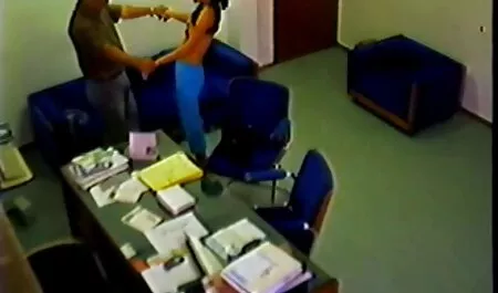 Eine Milf mit Silikontitten, sexfilme reife frauen die einen der Lehrer und Schüler im Badezimmer schlägt und einen Hut am Penis trägt, führt zu einem Blowjob.