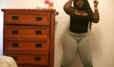 Schöne junge Frauen in weißen Leggings, erinnere mich an den Kunden in einer Massage-Sitzung, und sie braucht aus leggingnya und spielen das Loch mit reife frauen porn movies dem Finger.