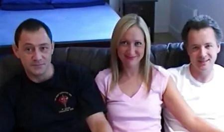 Ein Mann wird nicht rasiert, massiert, ein Kunde ist nackt und er mit weichen Händen in einem Gleitmittel. Die Blondine war die gratis pornofilme mit reifen frauen erste Person im Mund und bat darum, die Muschi des Lochs zu massieren, die Person ist Mitglied und besprüht den gesamten Bauch mit Sperma.