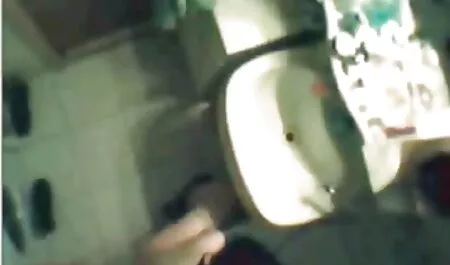 Gemeine Mädchen sind reife sexfilme mit einem erfahrenen Bauern verdorben. Die Mädchen kriechen zwischen ihren Händen und betteln wie eine Hure. Saugen große Schwänze. Er legte ein Loch, aber als die Gauner es auf seinen Kopf legten und die Rolle ausbreiteten, konnte er nicht widerstehen und legte die Spitze in den Anus.