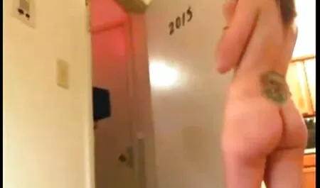 Ein Mann in Weiß gekleidet, Asiatisch, Delphin, weiße Strümpfe, ihre Mutter, in verschiedenen Posen auf dem Bett. reife frauenfilme kostenlos