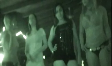 Drei Mädchen zogen ihr Höschen aus und schlagen vor der Kamera auf die Mützen. Als Ergebnis Frauen beschlossen, anal zu tun. reife frauen sexfilme kostenlos