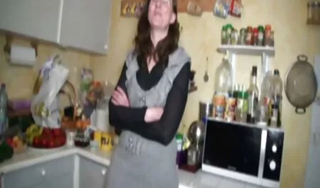 Die Blondine mit Blumen im Haar sitzt auf den Knien und beginnt mit der Zunge mit dem Kopf eines Penis zu spielen, der durch ihre Berührung anschwillt und aufsteigt. Das Mädchen reagierte und beschloss, den Blowjob fortzusetzen. Er nahm den Koffer mit beiden Händen und begann zu helfen, die Extremitäten zu wecken, poddrachivaya Kegel ruhig. Er verbeugte sich und spielte mit dem Arsch seines Kopfes. Er hatte seine Lippen. Er schaute in die Augen dieses Mannes und begann ohne die Hilfe seiner Hand zu reife hausfrauen porno schreiben. Ich bemerkte, dass die Männer das Kissen gestartet hatten, und bemerkte sofort, dass er bereit war, zurück zu kommen und Sperma zu bekommen. Er hob wieder seine Hand und ein Faden warmen Honigs begann in den offenen Mund des Mädchens zu fliegen.