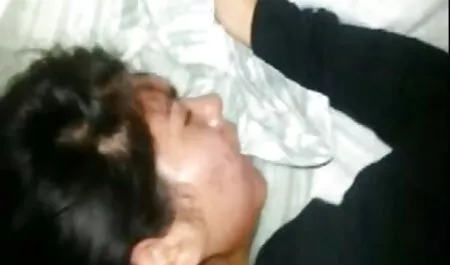 Die Frau, die fließendes reife frauen ab 40 porno Wasser absaugt, und er fickt in Muschi durch ein Loch in schwarzen Strumpfhosen und ihren Koffer mit dünnen Beinen.