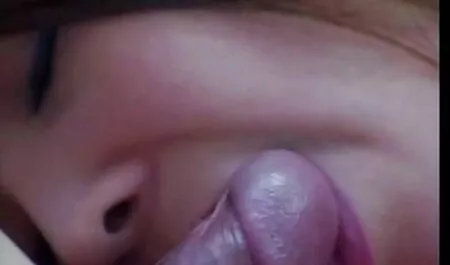Ein russisches Modell in schwarzen Strümpfen zieht Höschen aus, und in sexfilm mit alten frauen der Mitte des Raumes drei.