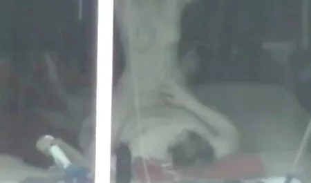 Zwei große Brüste, Genitalien und Hodensack eines Mannes, nackt in der Küche, helfen sich gegenseitig mit reife damen porno ihren Händen.