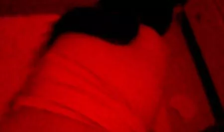 Nach dem Öffnen des Mundes und auf den Knien, bewegt zu einem riesigen Plasma an der reife blonde porno Wand hängen, beginnen ihre Brustwarzen ein Besitzer eines Feldes.