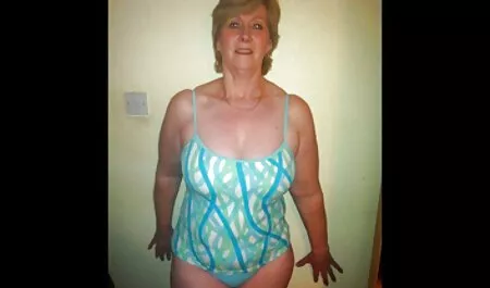 Der Mann eine lange Zeit für pornofilme mit reifen damen Weichheit zu einem gebräunten Mädchen, bereitet ihre Löcher für einen Schwanz. Ficken und ficken mit den Fingern. Ein schöner Blowjob und ein blonder Junge halfen dem Mann, von oben zu klettern, und mit einer Leidenschaft achtete er nicht darauf, wie er jungfräulichen Sex verlor.