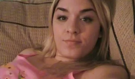 Entspannend süß und charmant sitzt bequem auf dem Sofa, bunte Karotten und ist bereit für ein verdorbenes Spiel. reife porno tube Eine schöne Frau bekommen lila, nass, Gesichts -, rasiert, begann in das rosa Loch zu setzen. Mit einem reversiblen, und die Vagina in der Vagina gehalten.