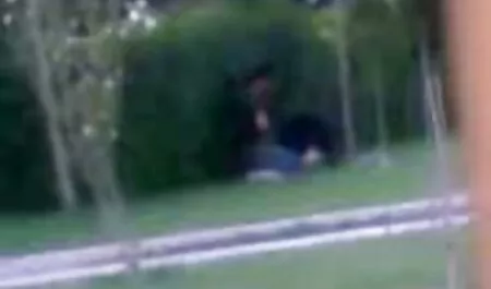 Ein starker Mann, der die beiden schönen Frauen porno reife damen im Schwimmbad mit einem starken Körper überrascht. Er ist überhaupt nicht schüchtern mit ihnen, nackt, taucht ins Wasser und begann zu schwimmen, spielt mit ihren Stahlmuskeln. Und als er nahe am Rand schwamm, erkannte er, dass die Mädchen beschlossen hatten, es ihm zu geben. Sie berühren sich sanft mit ihren Händen, und wenn die Männer aus dem Wasser sind, geben sie ihm einen Blowjob. Dann öffnete sie sie von Shorts, in Strümpfen, Beine, stand zwischen den Beinen und fing an, wie eine Katze zu weinen, tun eine tiefe Penetration. Er verlor ein Glied und gab es zu lecken, Hündin, dann wandte er sich an die Frau, und sie sprang den ganzen Weg an den Ort eines Rennfahrers. Fahren Sie erneut mit dem nächsten fort. Ein Mädchen mit Krebs, Sperma im Mund und Kuss.