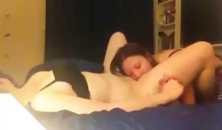 Um sicherzustellen, dass Vögel leicht in den Anus eines Mädchens, eines Mannes, eindringen, nehmen Sie ihn in Krebs und begannen, seine Finger in das Loch zu drücken. Bald ein Paar Finger, um den reife frauen sex filme Anus ohne Probleme zu durchdringen und erkannte, dass er auf Sex mit schönen russischen Mädchen wartete. Ein männliches Pferd, das sich nie mit den Russen zufrieden gibt, also hat er eine Minute lang nicht die Klappe gehalten.