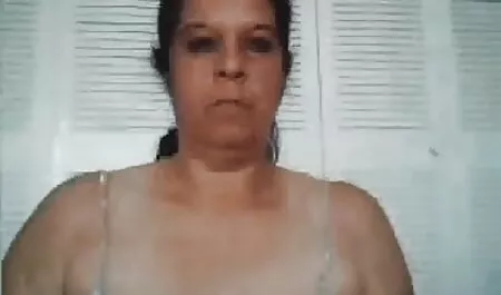 Eine sexy, fette und entspannende Blondine auf der Seite und ein schwarzer Partner näherten sexfilme ältere damen sich ihm, leckten den Schlitz der Frau und zerstörten alles.