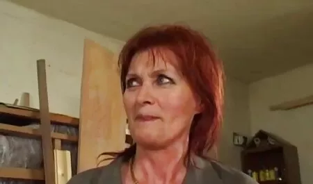 Eine schmaläugige Frau mit einem großen Bauch kostenlose sexfilme mit reifen frauen sitzt vor der Kamera und setzte sich auf die Bettkante, aus einem Raum, der nicht geschnitten ist, und legte ihre dicken Oberschenkel frei.