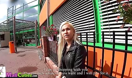Verheiratet mit jungen Mann im Bad und haben begonnen, das Kind zu berühren, dann geben sie einen Ausflug auf dem Sofa im Wohnzimmer. pornofilme mit älteren damen