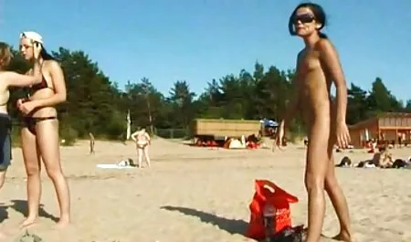 Im Badezimmer reife hausfrauen porno fängt eine Mutter an, den Schwanz einer weißen Freundin zu lutschen und bekommt schließlich Sperma auf ihr Gesicht.