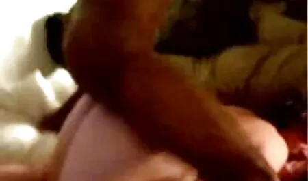 Eine junge Frau hat dunkle Haut mit Dreadlocks auf dem Kopf und trägt schwarze Dessous auf den Knien und sexfilm mit alten frauen atmet die ausgewählte Schraube ein.