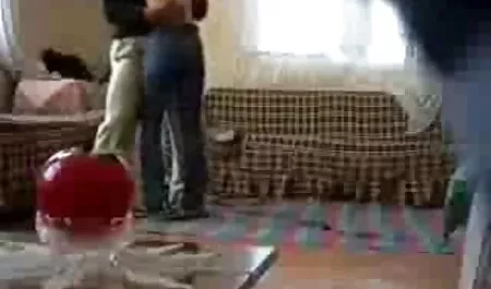 Ein Mann mit Brille, der fett ist und es darum geht, einen Stuhl in einem Möbelhaus zu wählen. Wenn Leidenschaft sie unterdrückt, Thai, ältere pornofilme auf die Eisbahn gehen und Sex haben.
