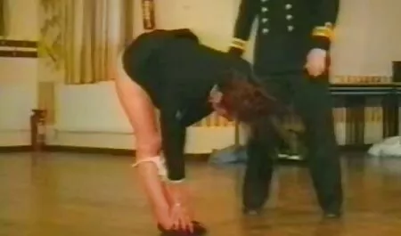 Eine schmale-Frauen mit langen Haaren lecken ihre auserwählten Eier für ein Mädchen, dann wird sie mit reife frauen ab 50 porno haarigen Blättern auf die Schrauben gelegt.