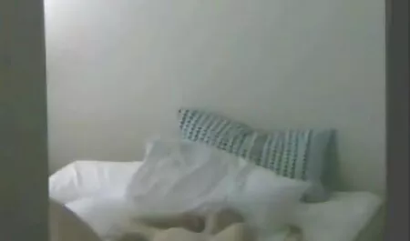 Der junge Mann, seine Freunde zu massieren. Du kennst diesen Kerl schon lange und mochtest ihn sehr. Sie beschloss, die Gelegenheit nicht zu verpassen und dieses gesamte Programm zu genießen, sexfilme mit reifen frauen sinnlicher Kerl. Sanfte Liebkosungen werden schnell zu Spaß und machen Liebe. Die Frau selbst mit Menschen, die in verschiedenen Positionen lieben und große Freude am Sex.