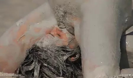 Schönheit sorgfältig nehmen Sie den Schwanz in den Mund und versuchen zu heben streicheln Sie es mit Ihren Lippen, halten Sie die Kamera in der hand, und work-at-home-Film porno. Es gibt einen Krebs auf dem Stuhl, vor ihrem Gesicht stehend, und ihr Mann hatte begonnen, in den Hut auf dem Rücken zu kostenlose sexfilme mit älteren frauen pflanzen.