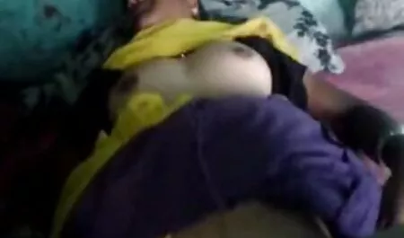 Während hockte auf einem Stuhl mit einer Liebesgeschichte in ihren Händen, schön, blond, Lesen, bis sie beginnt, seinen Körper mit den Fingern zu berühren, und fing an, ihre Brustwarzen zu berühren. Die Aufmerksamkeit des Mädchens auf seinen Zustand, erschien sofort auf den Beinen des Mädchens und fing an, sie sanft und höher zu küssen, bis sich ihre Lippen berührten. Die beiden ziehen sich schnell aus und Ziege liest den Roman weiter und streichelt sie alle. Finger, die sich schnell durch die Umgebung bewegen. Sie reife frauen porno video schieben sie in verschiedene Richtungen und schieben vorsichtig die Haube. Dann eine Kuh, Wechsel und mal Montag-Loch hat auch einen Orgasmus.