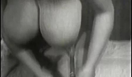 Ein muskulöser glatzköpfiger Mann entfremdet im selben Raum mit den großen Haaren. Das Mädchen war sehr menggairahkannya, und der Mann nähern sich ihr ein Glied. Sie gab ihm ein trauriges Lächeln, Blowjob, und legte sich dann auf das Bett reife frauen ab 50 porno und öffnete seinen Hut. Ein Mädchen, das ein Gebäude auf dem Schwanz in ihre Vagina verließ und begann, sich umso besser zu beschweren. Sie stöhnte und schrie und der Hund schlief aktiv mit ihr.