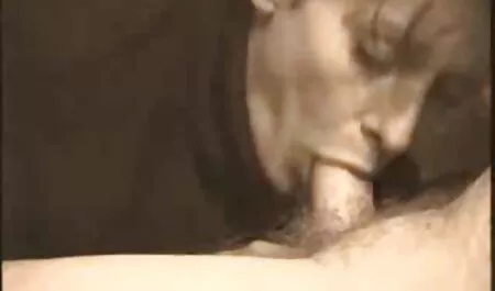Nacktes Paar, das auf einem Bett liegt, großer Fehler über die Genitalien mit einem Erwachsenen und porno kostenlos reife frauen zerrissenen schwarzen Strümpfen.