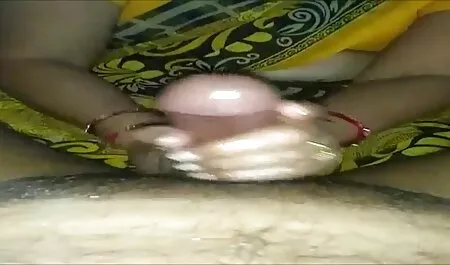 Der Mann, der nach der Arbeit nach Hause zurückkehrte und in ältere sexfilme den Raum ging, wo ein braunes Haar auf ihn wartet, lag auf dem Bett. Er ging zu dem Mann und der Frau in den Arsch.