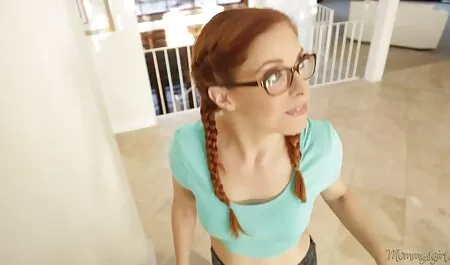Blonde Alexis Gray fängt an, einen Mann in der Brille zu saugen, fast sobald er kam, und der Mann vergewaltigte ihre Vagina mit Meeresfrüchten auf reife frauen porno video dem Sofa im Wohnzimmer.