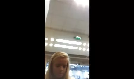 Haar attraktive Mädchen katapultiert weit verbreitet, und beginnt, ihre Lippen zu berühren. Erst als das Mädchen begeistert war, schloss sich ihr Freund ihr an, sie fing an, Momma zu einem Arsch zu ältere sexfilme machen, bevor ein Schwanz in sie eindrang.