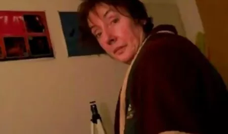 Die Jungen, im Urlaub mit seiner schönen, die ins Hotelzimmer ging und bald nackt auf dem reife mature porno Bett sitzen hahal zur Verfügung zu stellen.