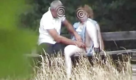 Milf mit massiven Brüsten im Badezimmer posiert mit dem schwarzen Rapper, vor dem Fotografen und nach sexfilme mit älteren frauen dem Schießen mit einem Hut.