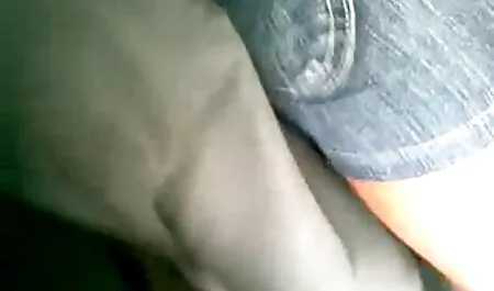 Ein blondes Mädchen mit elastischen Titten, ohne Unterwäsche, Spitze, und legte weichen Schwanz auf hahal Penis Sperma auf der Zunge. sexfilme mit älteren frauen