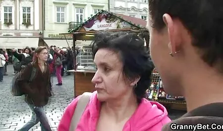 Während der Russe mit seiner Freundin telefonierte und mit ihm kämpfte, kamen seine Freunde hinter sie, umarmten sie und begannen, ihren Hals zu küssen. Anfangs dachte sie, dass dies nicht normal ist, aber dann erinnerte sie sich an Streit mit ihrem Geliebten und beschloss zu experimentieren. Sobald ein schwuler Kerl sich über seinen Freund lustig macht, er und sie auf der Treppe free reife frauen porno im zweiten Stock.