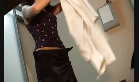 Ein großer Streifen roter Haare, sexfilme mit älteren frauen der auf dem Rücksitz des Polizeiwagens sitzt, und ein Polizist, der eine Rüstung trägt, kollidieren König in der Leistengegend.