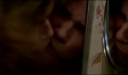 Hahal drückte in den Arsch einer Person, die reife sexfilme das Gesicht versteckt, und verwandelte es in einen Hut in einem Hund, der Sperma auf die Arschpuppe senkte.