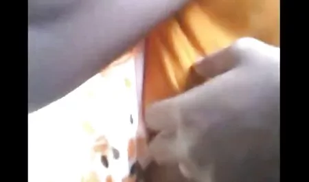 Ein Mann, völlig nackt, sex filme reife frauen saugen seinen penis, Freundin, kleine Titten und ficken auf der couch in verschiedenen Positionen.