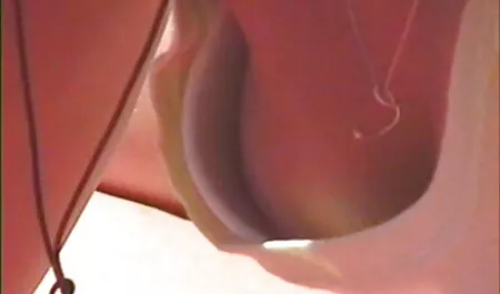 Eine junge Frau mit breiten Schultern in einem Overall wirft eine große Milch auf einen Stuhl und steckt einen rosa Dildo in die Muschi, um einen Orgasmus zu sexfilme gratis mit reifen frauen bekommen.