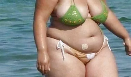 Ein Model in Dessous und Strümpfen hängt am Kopf des Bettes, sitzt auf ihr, der Brünette, und gibt ihr dann eine Muschi. reife frauen porno video