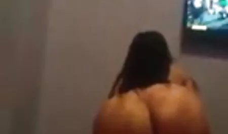 Ein schönes Kind und eine junge Frau, die Wärme und Zuneigung und Sex wollen. Gut, dass ihn niemand auf dem Balkon gesehen hat, er will spielen und dafür ist der Balkon der beste Ort. Ihr exponierter Körper und senkte ihre Hand, Muschi brannte vor Verlangen. Rub Red Bud erreicht in wenigen Minuten den Orgasmus. reife frauen porno kostenlos