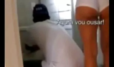 Eine einfache mit einem schönen Gesicht hat offene erotische Dessous und für ihre natürliche Schönheit vor der Kamera. Das Baby wurde auf ihre Titten gedreht, die klein sind mit Thai und veröffentlichte High Heels für Stück der Liebe. Süße Frau ist immer noch in schwarzer sexfilme mit frauen ab 40 Unterwäsche und Hose mit langen Beinen gekleidet und berührt sich an intimen Orten.