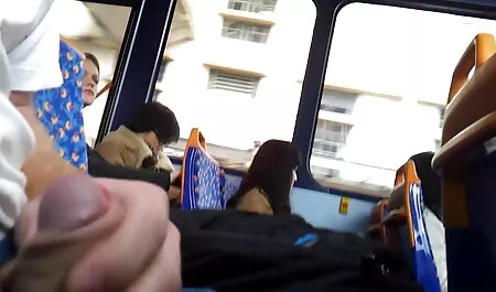 Ein junger Mann für Reißzähne ihre Mutter in einem schwarzen Kleid und mit dem Armband in der Hand, sitzt auf dem Sofa mit dem sexfilme für ältere Hintergrund.
