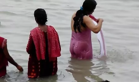 MILF mit Fett, Strümpfe, kriechen auf Stuhl, kostenfreie pornofilme mit reifen frauen hob die Jacke und offenbaren dann das Loch in der Unterseite schwierig, mit Freunden zu sprechen.