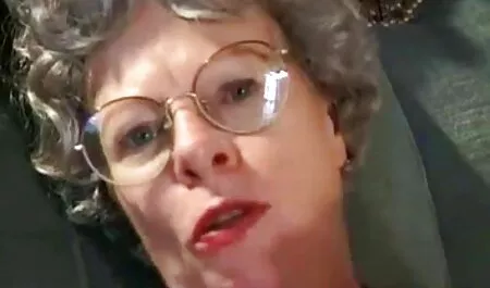 Zwei schöne Frauen schlafen, eine Blondine, und braune Haare, schlafen nach einem Tag zu einer Zeit, als ein junger Mann näherte sich ihnen und begann sorgfältig einander Höschen zu nehmen. Er war völlig leer und seine Absicht war allen klar, die diese Szene sahen. Nachdem sie das schwarze Höschen entfernt hat, beginnt der gutaussehende Mann, ihren Arsch und ihre Muschi zu kostenlose pornos reife frauen küssen, was er der Blondine angetan hat. Nach all dem besprühte er die Mädchen mit Sperma und ging, bis sie aufwachten.