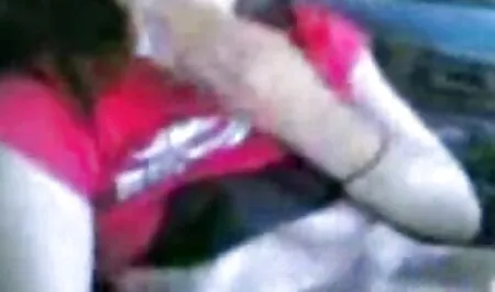 Eine Blondine kniete vor Ihren Freunden, um ihr einen Blowjob zu porno ü50 geben.