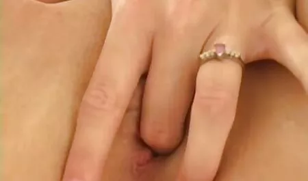 Eine blonde Frau ist völlig nackt, sitzt auf dem Bett, lange porno reife hausfrauen Beine, und aufgeregt, wenn sie Hand-Eindringen in die vagina.