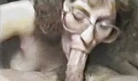 Eine erfahrene Person weiß, wie man Brustwarzen stimuliert, die erwachsen geworden sind. Stechen Sie die Zunge und erstellen Sie ein Loch in den Finger, um es ein Glied und seine Beine zur Seite unter dem Kopf sexfilme reife Dicke zu rauchen.