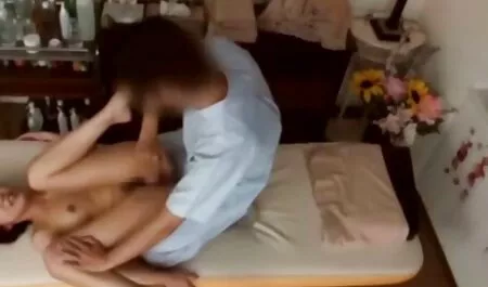 Zwei schöne blonde Mädchen verloren ihre Hose mit einem Mann und beginnen, die von ihnen mit ihrem Mund geschickt zu drehen. Nach dem Heben, endlich, Libertine ließ den Gurt los und streichelte die Klitoris, jeder begann auf sexfilme ü50 dem Stand zu stehen, stöhnte von der Bewegung.